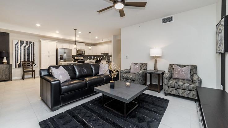 Kissimmee KissimmeeのBuilding Clock Tower Drive - livly-housing - 1246780 - MCOのアパートメントにある、モダンな家具を備えたエレガントなデザインのリビングルーム Kissimmee KissimmeeのBuilding Clock Tower Drive - livly-housing - 1246780 - MCOのアパートメントにある、モダンな家具を備えたエレガントなデザインのリビングルーム