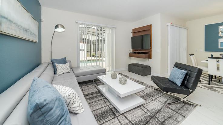 Kissimmee KissimmeeのBuilding Juliet Drive - livly-housing - 1246686 - MCOのアパートメントにある、モダンな家具を備えたエレガントなデザインのリビングルーム Kissimmee KissimmeeのBuilding Juliet Drive - livly-housing - 1246686 - MCOのアパートメントにある、モダンな家具を備えたエレガントなデザインのリビングルーム