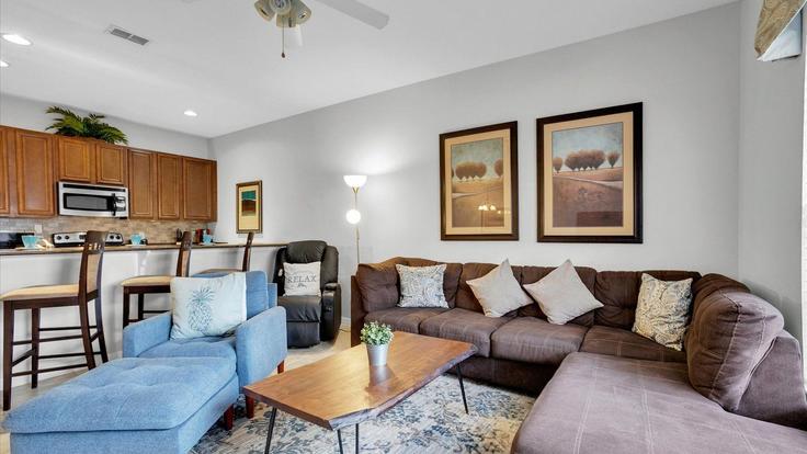 Elegante sala de estar con mobiliario moderno en un apartamento en Building Majesty Palm Road - livly-housing - 1246787 - MCO en Four Corners, Four Corners Elegante sala de estar con mobiliario moderno en un apartamento en Building Majesty Palm Road - livly-housing - 1246787 - MCO en Four Corners, Four Corners