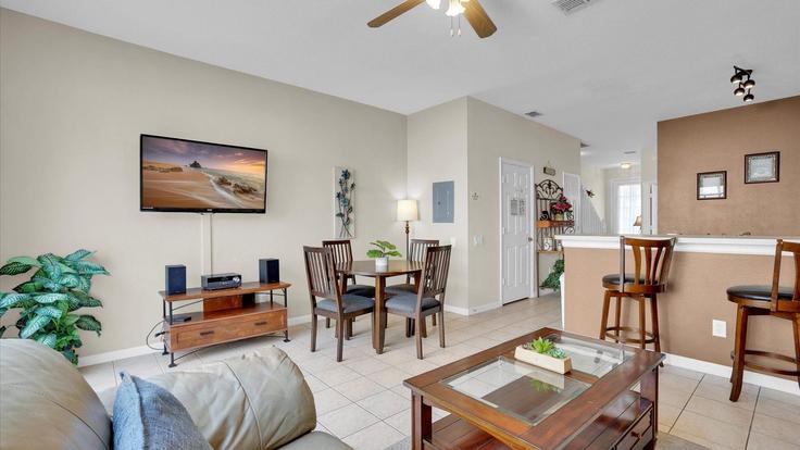 Elegante sala de estar con mobiliario moderno en un apartamento en Building Silver Palm Drive - livly-housing - 1246711 - MCO en Four Corners, Four Corners