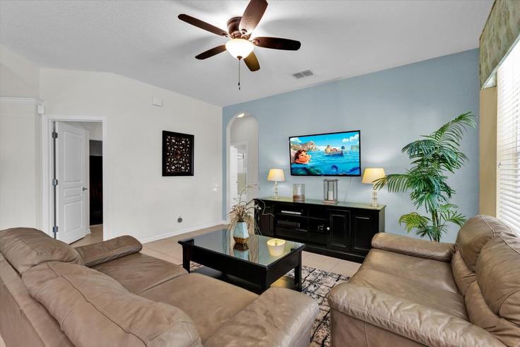 Building Grassendale Street - livly-housing - 1246682 - MCO adresindeki bir dairede modern mobilyalarla zarif bir şekilde tasarlanmış oturma odası Four Corners, Four Corners