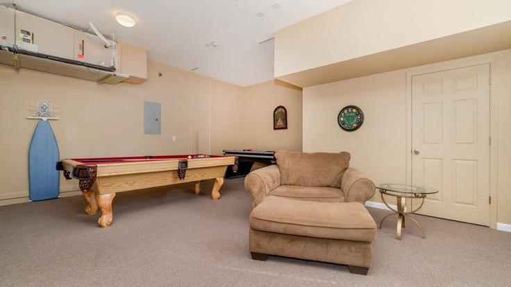 Elegante sala de estar con mobiliario moderno en un apartamento en Building Comrow Street - livly-housing - 1246775 - MCO en Four Corners, Four Corners