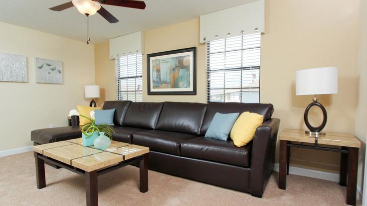 Elegante sala de estar con mobiliario moderno en un apartamento en Building Moon Valley Drive - livly-housing - 1246704 - MCO en Four Corners, Four Corners