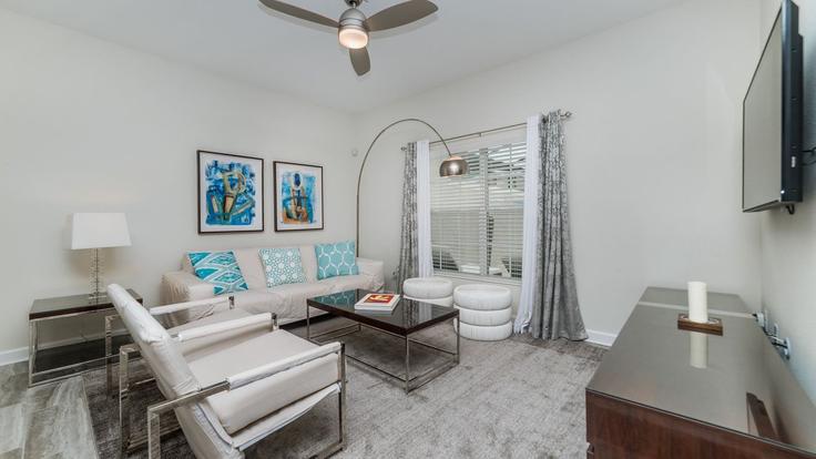 Elegante sala de estar con mobiliario moderno en un apartamento en Building Moon Valley Drive - livly-housing - 1246796 - MCO en Four Corners, Four Corners