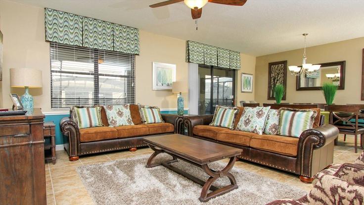 Salle de séjour élégante avec mobilier moderne dans un appartement à Building West Thunderbird Road - livly-housing - 1246720 - USA à Four Corners, Four Corners