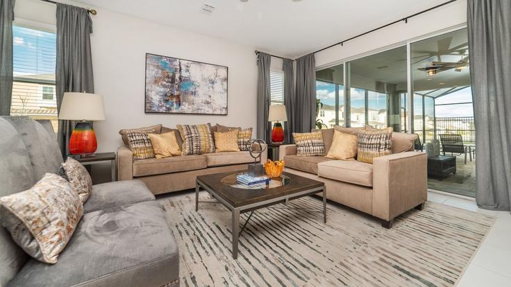 Elegante sala de estar con mobiliario moderno en un apartamento en Building Sawyer Palm Place - livly-housing - 1246716 - MCO en Four Corners, Four Corners Elegante sala de estar con mobiliario moderno en un apartamento en Building Sawyer Palm Place - livly-housing - 1246716 - MCO en Four Corners, Four Corners