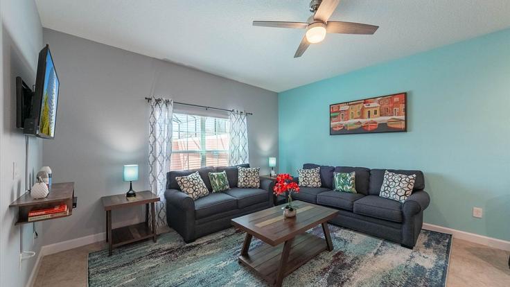 Elegante sala de estar con mobiliario moderno en un apartamento en Building Cuban Palm Road - livly-housing - 1246783 - MCO en Four Corners, Four Corners Elegante sala de estar con mobiliario moderno en un apartamento en Building Cuban Palm Road - livly-housing - 1246783 - MCO en Four Corners, Four Corners
