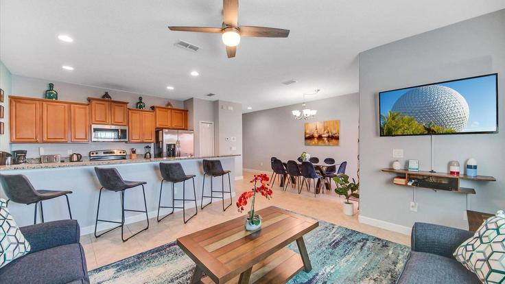 Salle de séjour élégante avec mobilier moderne dans un appartement à Building Cuban Palm Road - livly-housing - 1246783 - MCO à Four Corners, Four Corners