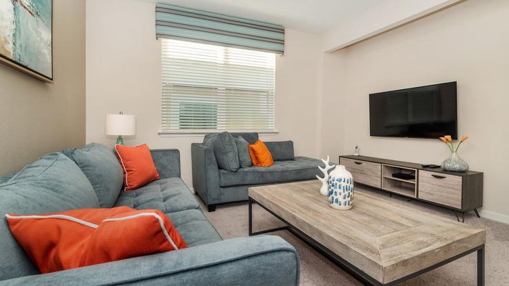 Four Corners, Four Corners 소재 Building Nassau Point Trail - livly-housing - 1246696 - MCO 유닛에 마련된, 현대적인 가구로 꾸며진 우아한 디자인의 거실