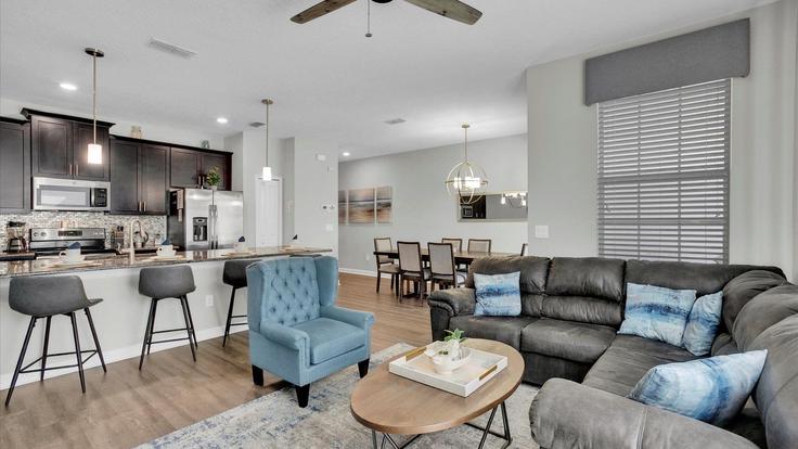 Elegante sala de estar con mobiliario moderno en un apartamento en Building Gatsby Street - livly-housing - 1246801 - MCO en Kissimmee, Kissimmee