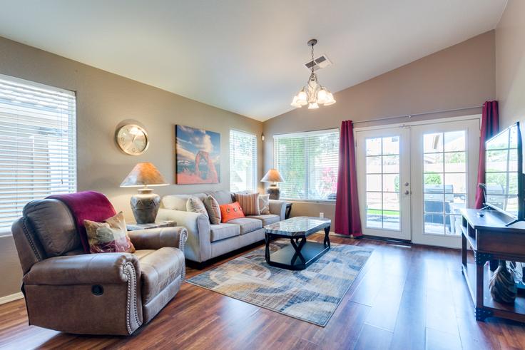 Elegante sala de estar con mobiliario moderno en un apartamento en Building Palmen Drive - livly-housing - 1247693 - USA en Maricopa, Maricopa