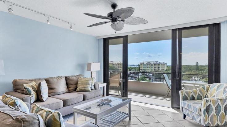 Salle de séjour élégante avec mobilier moderne dans un appartement à Building Siesta Key - livly-housing - 1246850 - TPA à Siesta Key, Siesta Key Salle de séjour élégante avec mobilier moderne dans un appartement à Building Siesta Key - livly-housing - 1246850 - TPA à Siesta Key, Siesta Key