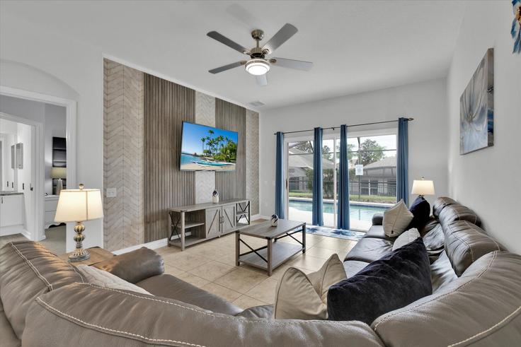 Elegante sala de estar con mobiliario moderno en un apartamento en Building Wyndham Palms Way - livly-housing - 1246831 - MCO en Four Corners, Four Corners Elegante sala de estar con mobiliario moderno en un apartamento en Building Wyndham Palms Way - livly-housing - 1246831 - MCO en Four Corners, Four Corners