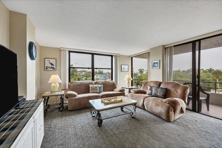 Salle de séjour élégante avec mobilier moderne dans un appartement à Building Siesta Key - livly-housing - 1246826 - TPA à Siesta Key, Siesta Key Salle de séjour élégante avec mobilier moderne dans un appartement à Building Siesta Key - livly-housing - 1246826 - TPA à Siesta Key, Siesta Key