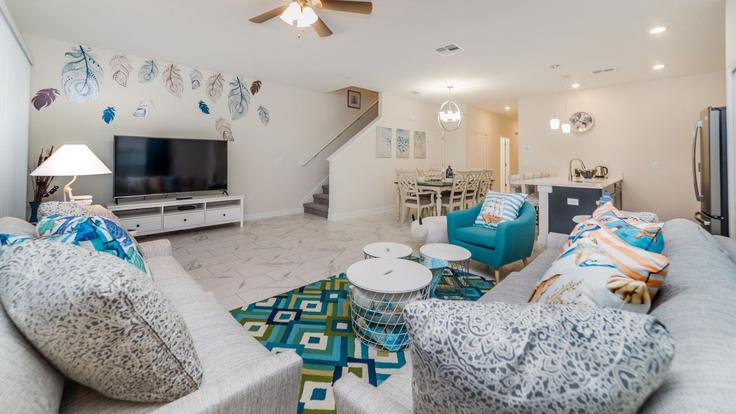 Elegante sala de estar con mobiliario moderno en un apartamento en Building Stinger Drive - livly-housing - 1246809 - MCO en Four Corners, Four Corners