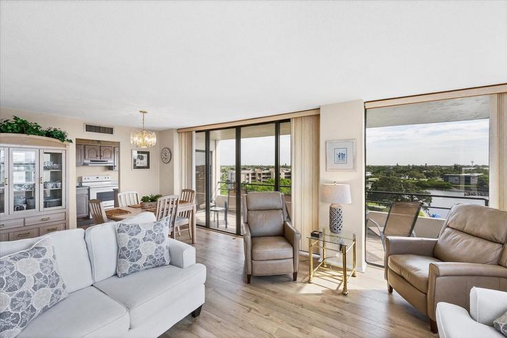 Siesta Key, Siesta Key에 위치한 Building Siesta Key - livly-housing - 1246825 - TPA 유닛의 세련된 인테리어가 돋보이는 거실 Siesta Key, Siesta Key에 위치한 Building Siesta Key - livly-housing - 1246825 - TPA 유닛의 세련된 인테리어가 돋보이는 거실