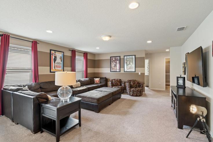 Sala de estar elegantemente projetada com móveis modernos em um apartamento no Building Rome Drive - livly-housing - 1246802 - MCO em Four Corners, Four Corners