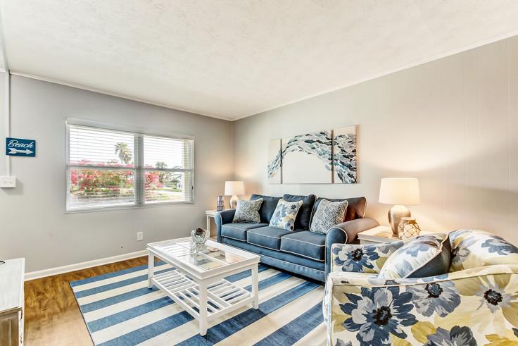 Sala de estar elegantemente projetada com móveis modernos em um apartamento no Building Ohio Avenue - livly-housing - 1247554 - USA em Fernandina Beach, Fernandina Beach Sala de estar elegantemente projetada com móveis modernos em um apartamento no Building Ohio Avenue - livly-housing - 1247554 - USA em Fernandina Beach, Fernandina Beach