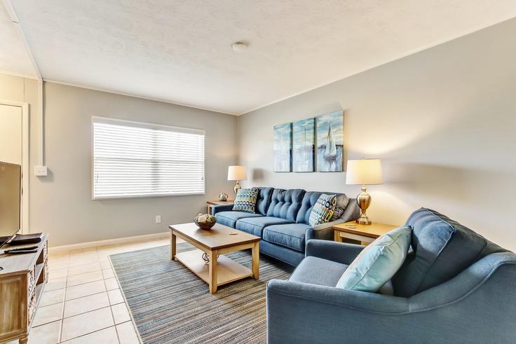 Sala de estar elegantemente projetada com móveis modernos em um apartamento no Building Ohio Avenue - livly-housing - 1247564 - USA em Fernandina Beach, Fernandina Beach Sala de estar elegantemente projetada com móveis modernos em um apartamento no Building Ohio Avenue - livly-housing - 1247564 - USA em Fernandina Beach, Fernandina Beach