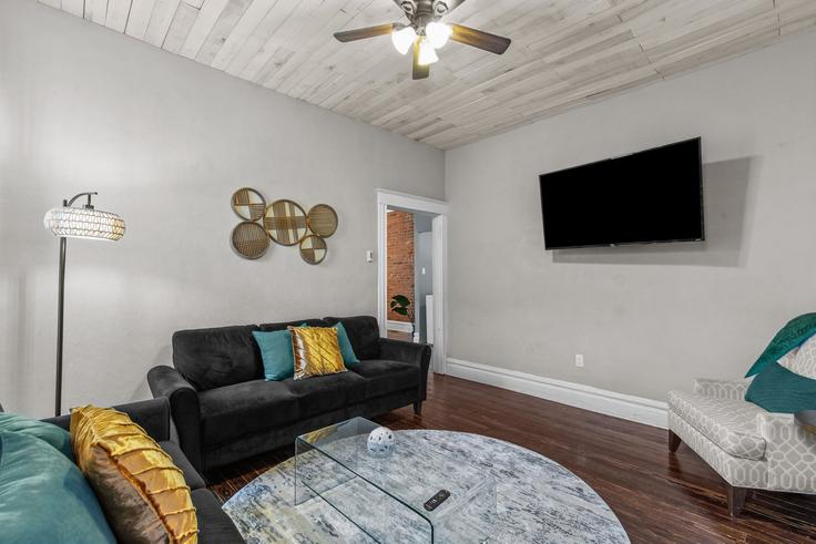 Building Russell Boulevard - livly-housing - 1246892 - STL adresindeki bir dairede modern mobilyalarla zarif bir şekilde tasarlanmış oturma odası St. Louis, St. Louis Building Russell Boulevard - livly-housing - 1246892 - STL adresindeki bir dairede modern mobilyalarla zarif bir şekilde tasarlanmış oturma odası St. Louis, St. Louis