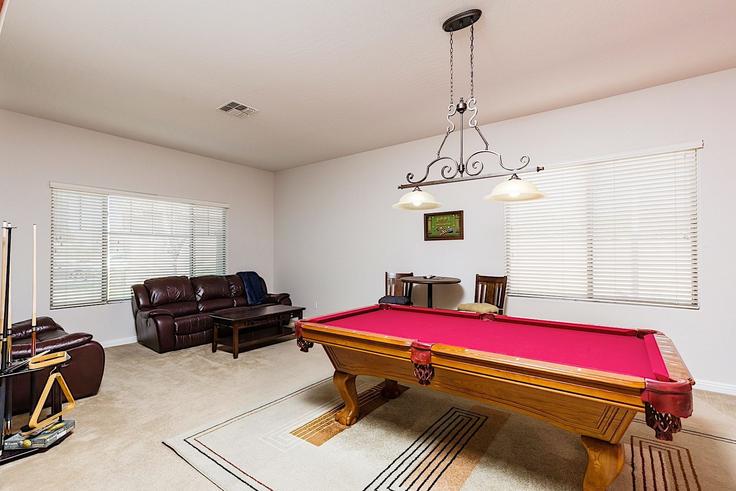 Glendale, Glendale에 위치한 Building North 85th Avenue - livly-housing - 1247213 - USA 아파트의 세련된 인테리어가 돋보이는 거실 Glendale, Glendale에 위치한 Building North 85th Avenue - livly-housing - 1247213 - USA 아파트의 세련된 인테리어가 돋보이는 거실