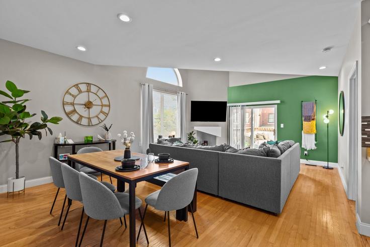 Salle de séjour élégante avec mobilier moderne dans un appartement à Building McPherson Avenue - livly-housing - 1246918 - STL à St. Louis, St. Louis Salle de séjour élégante avec mobilier moderne dans un appartement à Building McPherson Avenue - livly-housing - 1246918 - STL à St. Louis, St. Louis