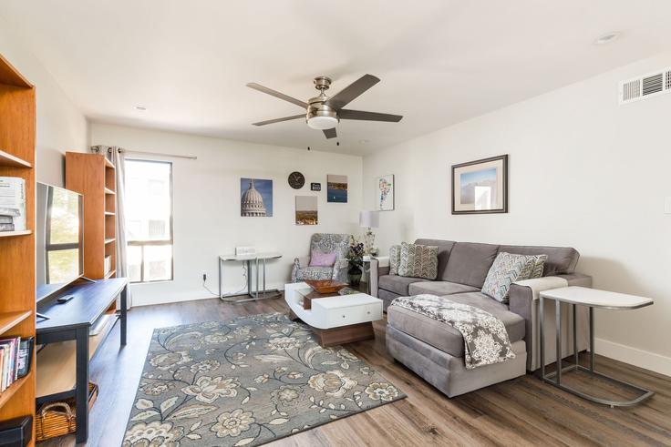 Sala de estar elegantemente projetada com móveis modernos em um apartamento no Building North Miller Road - livly-housing - 1247220 - USA em Scottsdale, Scottsdale Sala de estar elegantemente projetada com móveis modernos em um apartamento no Building North Miller Road - livly-housing - 1247220 - USA em Scottsdale, Scottsdale