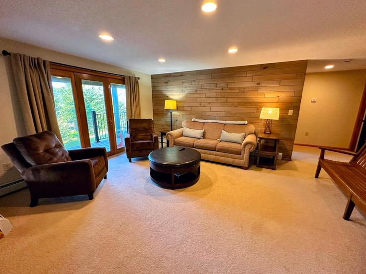 Salle de séjour élégante avec mobilier moderne dans un appartement à Building Crawford Ridge Road - livly-housing - 1248503 - USA à Carroll, Carroll