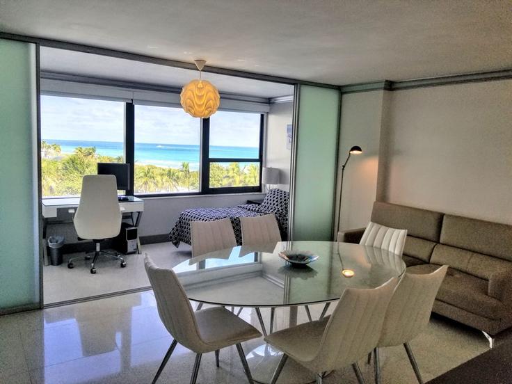 Elegante sala de estar con mobiliario moderno en un apartamento en Building Collins Avenue - livly-housing - 1246527 - MIA en Miami Beach, Miami Beach Elegante sala de estar con mobiliario moderno en un apartamento en Building Collins Avenue - livly-housing - 1246527 - MIA en Miami Beach, Miami Beach