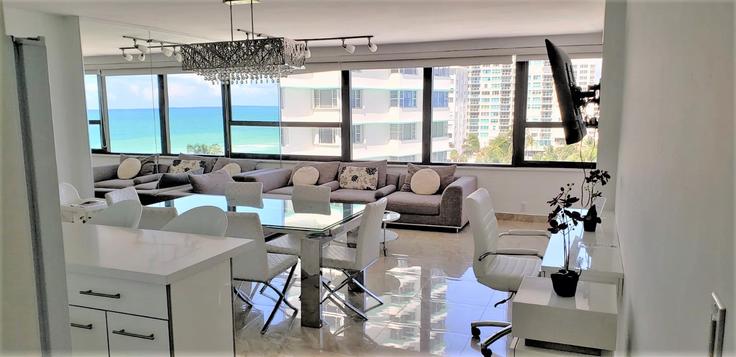 Sala de estar elegantemente projetada com móveis modernos em um apartamento no Building Collins Avenue - livly-housing - 1246516 - MIA em Miami Beach, Miami Beach