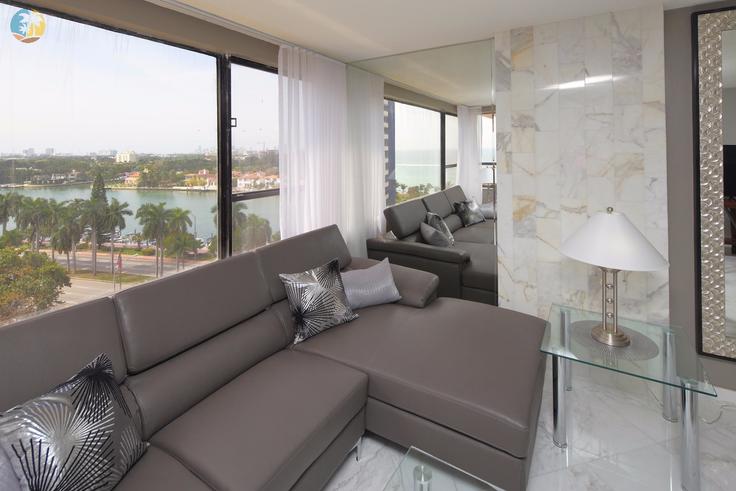 Miami Beach Miami BeachのBuilding Collins Avenue - livly-housing - 1246538 - MIAのアパートメントにある、モダンな家具を備えたエレガントなデザインのリビングルーム Miami Beach Miami BeachのBuilding Collins Avenue - livly-housing - 1246538 - MIAのアパートメントにある、モダンな家具を備えたエレガントなデザインのリビングルーム