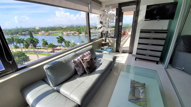 Elegante sala de estar con mobiliario moderno en un apartamento en Building Collins Avenue - livly-housing - 1246530 - MIA en Miami Beach, Miami Beach Elegante sala de estar con mobiliario moderno en un apartamento en Building Collins Avenue - livly-housing - 1246530 - MIA en Miami Beach, Miami Beach