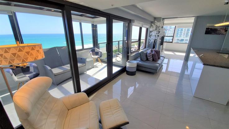 Building Collins Avenue - livly-housing - 1246534 - MIA adresindeki bir dairede modern mobilyalarla zarif bir şekilde tasarlanmış oturma odası Miami Beach, Miami Beach