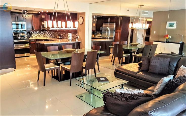 Elegante sala de estar con mobiliario moderno en un apartamento en Building Collins Avenue - livly-housing - 1246555 - MIA en Miami Beach, Miami Beach Elegante sala de estar con mobiliario moderno en un apartamento en Building Collins Avenue - livly-housing - 1246555 - MIA en Miami Beach, Miami Beach