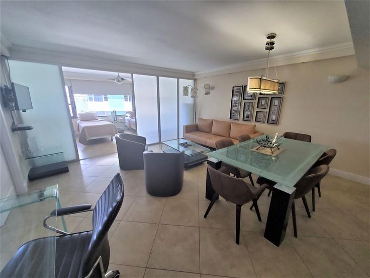 Building Collins Avenue - livly-housing - 1246562 - MIA adresindeki bir dairede modern mobilyalarla zarif bir şekilde tasarlanmış oturma odası Miami Beach, Miami Beach