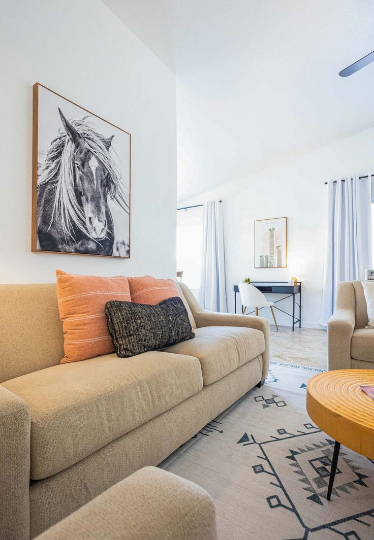 Chandler, Chandler에 위치한 Building East Torrey Pines Lane - livly-housing - 1247703 - USA 아파트의 세련된 인테리어가 돋보이는 거실 Chandler, Chandler에 위치한 Building East Torrey Pines Lane - livly-housing - 1247703 - USA 아파트의 세련된 인테리어가 돋보이는 거실