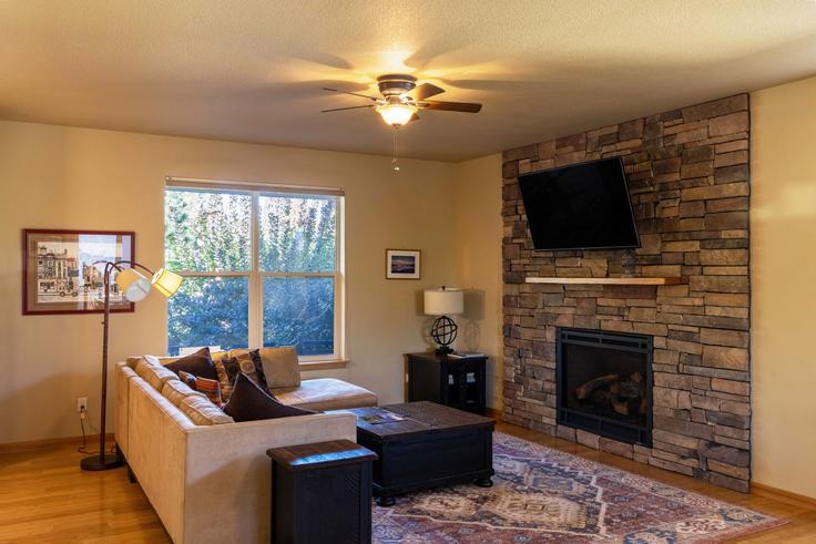 Building Redtail Loop - livly-housing - 1247389 - USA adresindeki bir dairede modern mobilyalarla zarif bir şekilde tasarlanmış oturma odası Hood River, Hood River Building Redtail Loop - livly-housing - 1247389 - USA adresindeki bir dairede modern mobilyalarla zarif bir şekilde tasarlanmış oturma odası Hood River, Hood River