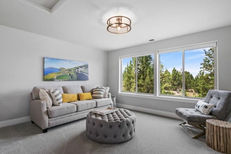 Sala de estar elegantemente projetada com móveis modernos em um apartamento no Building Bend - livly-housing - 1247378 - USA em Bend, Bend