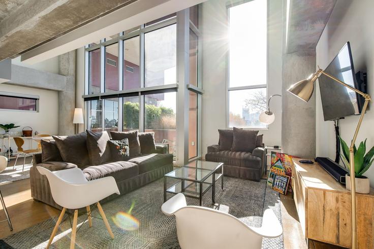 Building Yeaman Place - livly-housing - 1247533 - BNA adresindeki bir dairede modern mobilyalarla zarif bir şekilde tasarlanmış oturma odası Nashville, Nashville