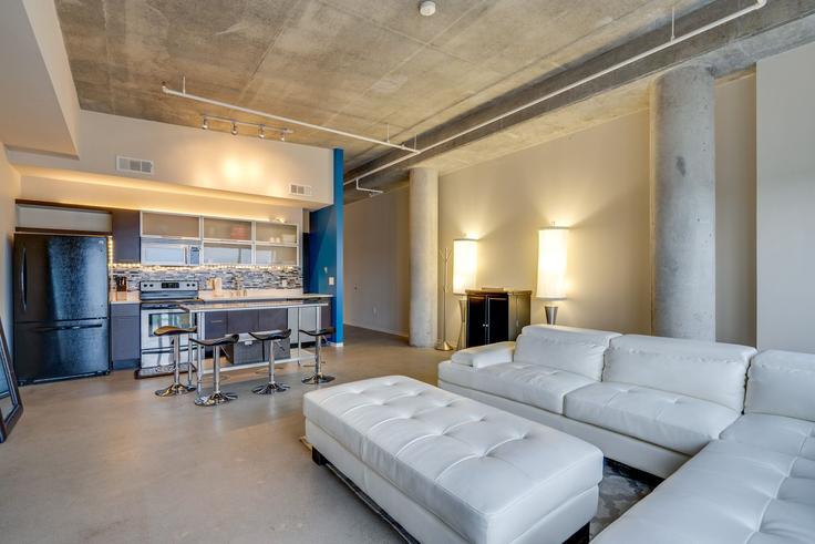 Elegante sala de estar con mobiliario moderno en un apartamento en Building Main Street - livly-housing - 1247562 - BNA en Nashville, Nashville