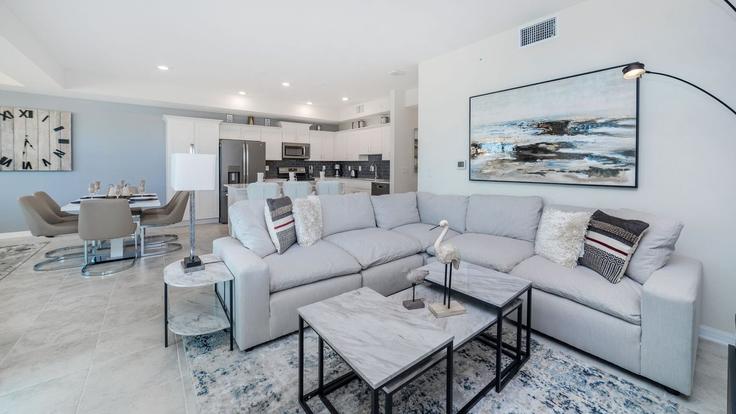 Elegant gestaltetes Wohnzimmer mit moderner Einrichtung in einer Wohnung im Building Paradox Circle - livly-housing - 1246837 - MCO in Kissimmee, Kissimmee Elegant gestaltetes Wohnzimmer mit moderner Einrichtung in einer Wohnung im Building Paradox Circle - livly-housing - 1246837 - MCO in Kissimmee, Kissimmee
