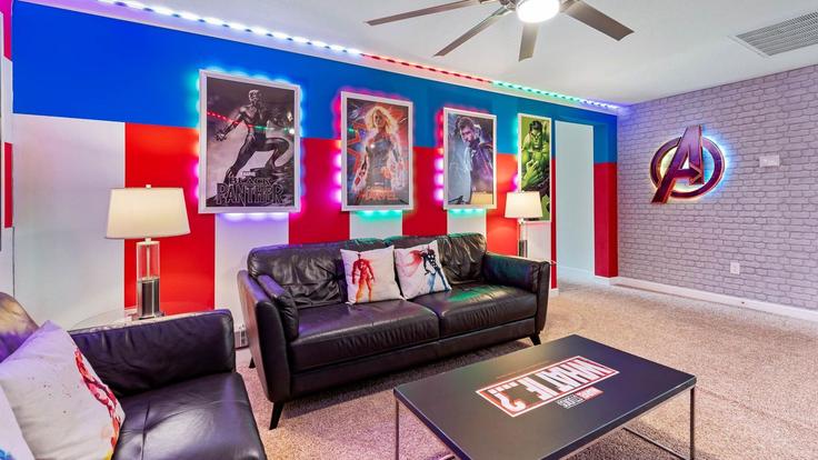 Salle de séjour élégante avec mobilier moderne dans un appartement à Building Sleepy Hollow Drive - livly-housing - 1246840 - USA à Kissimmee, Kissimmee