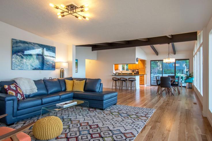 Building Waubish Street - livly-housing - 1247368 - USA adresindeki bir dairede modern mobilyalarla zarif bir şekilde tasarlanmış oturma odası White Salmon, White Salmon Building Waubish Street - livly-housing - 1247368 - USA adresindeki bir dairede modern mobilyalarla zarif bir şekilde tasarlanmış oturma odası White Salmon, White Salmon