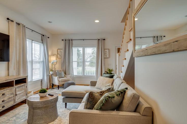 Elegant gestaltetes Wohnzimmer mit moderner Einrichtung in einer Wohnung im Building Shelby Avenue - livly-housing - 1247558 - BNA in Nashville, Nashville Elegant gestaltetes Wohnzimmer mit moderner Einrichtung in einer Wohnung im Building Shelby Avenue - livly-housing - 1247558 - BNA in Nashville, Nashville