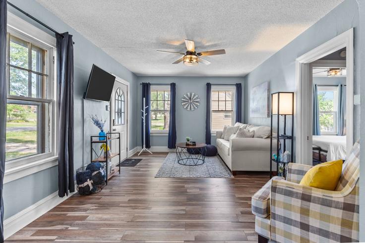 Elegant gestaltetes Wohnzimmer mit moderner Einrichtung in einer Wohnung im Building Cherry Street - livly-housing - 1246893 - USA in Warrenton, Warrenton