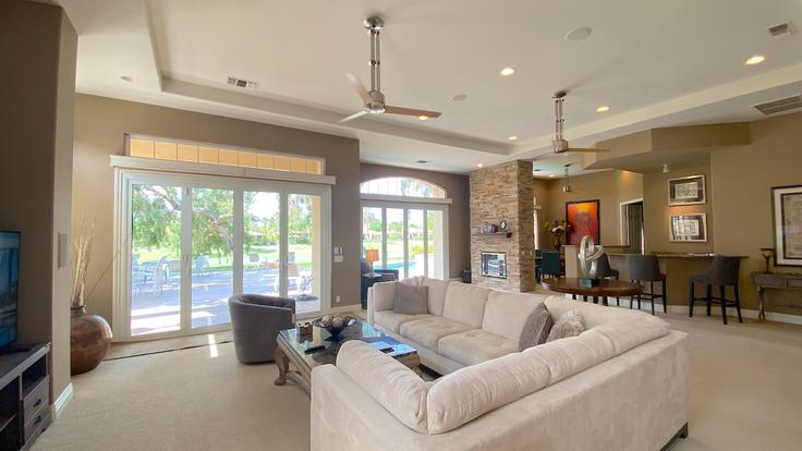 Building Vía Bella - livly-housing - 1247298 - LAX adresindeki bir dairede modern mobilyalarla zarif bir şekilde tasarlanmış oturma odası Rancho Mirage, Rancho Mirage