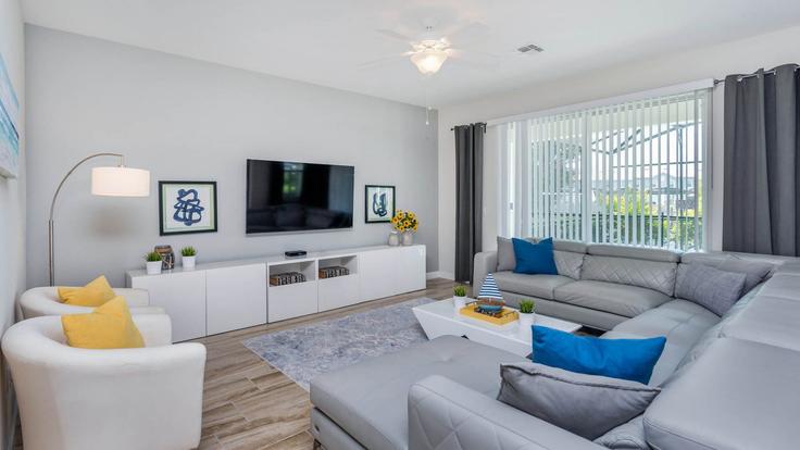 Salle de séjour élégante avec mobilier moderne dans un appartement à Building Kings Castle Circle - livly-housing - 1246856 - MCO à Kissimmee, Kissimmee Salle de séjour élégante avec mobilier moderne dans un appartement à Building Kings Castle Circle - livly-housing - 1246856 - MCO à Kissimmee, Kissimmee