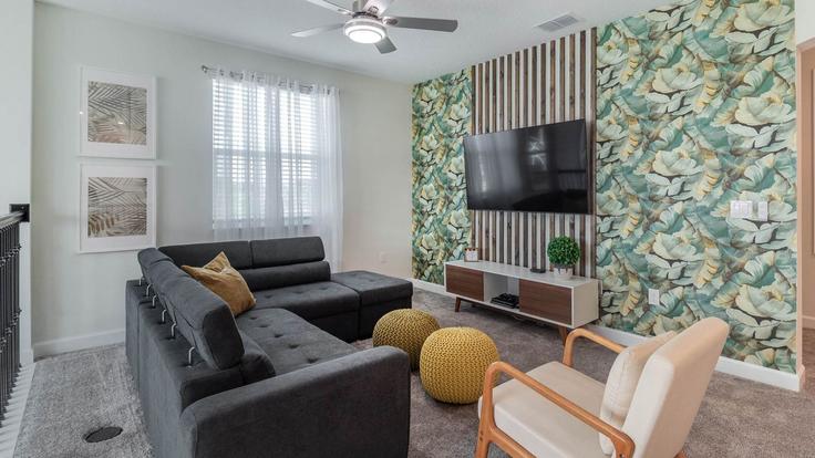 Elegante sala de estar con mobiliario moderno en un apartamento en Building Whistling Straits Boulevard - livly-housing - 1246873 - MCO en Four Corners, Four Corners Elegante sala de estar con mobiliario moderno en un apartamento en Building Whistling Straits Boulevard - livly-housing - 1246873 - MCO en Four Corners, Four Corners