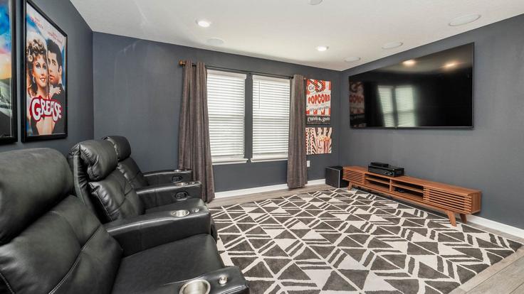 Four Corners, Four Corners 소재 Building Summer Dr - livly-housing - 1246868 - MCO 유닛에 마련된, 현대적인 가구로 꾸며진 우아한 디자인의 거실 Four Corners, Four Corners 소재 Building Summer Dr - livly-housing - 1246868 - MCO 유닛에 마련된, 현대적인 가구로 꾸며진 우아한 디자인의 거실