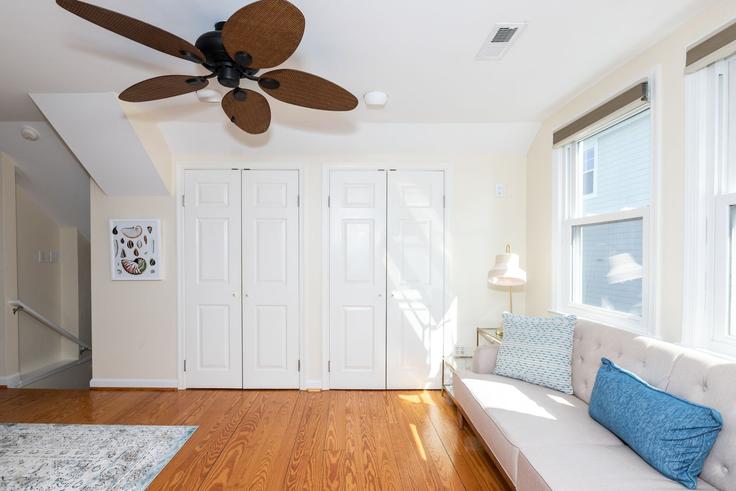 Virginia Beach Virginia BeachのBuilding 55th Street - livly-housing - 1248906 - USAのアパートメントにある、モダンな家具を備えたエレガントなデザインのリビングルーム